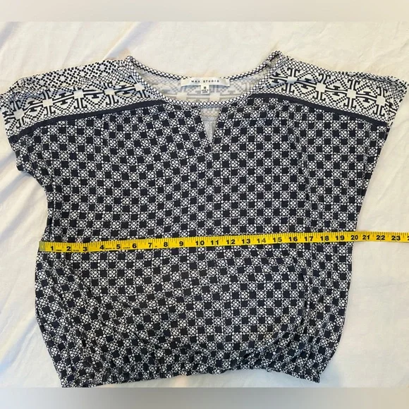 Patterned Keyhole Top - Picture 3 of 8